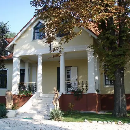 Bed & Breakfast Gesztenyes Panzio Szada